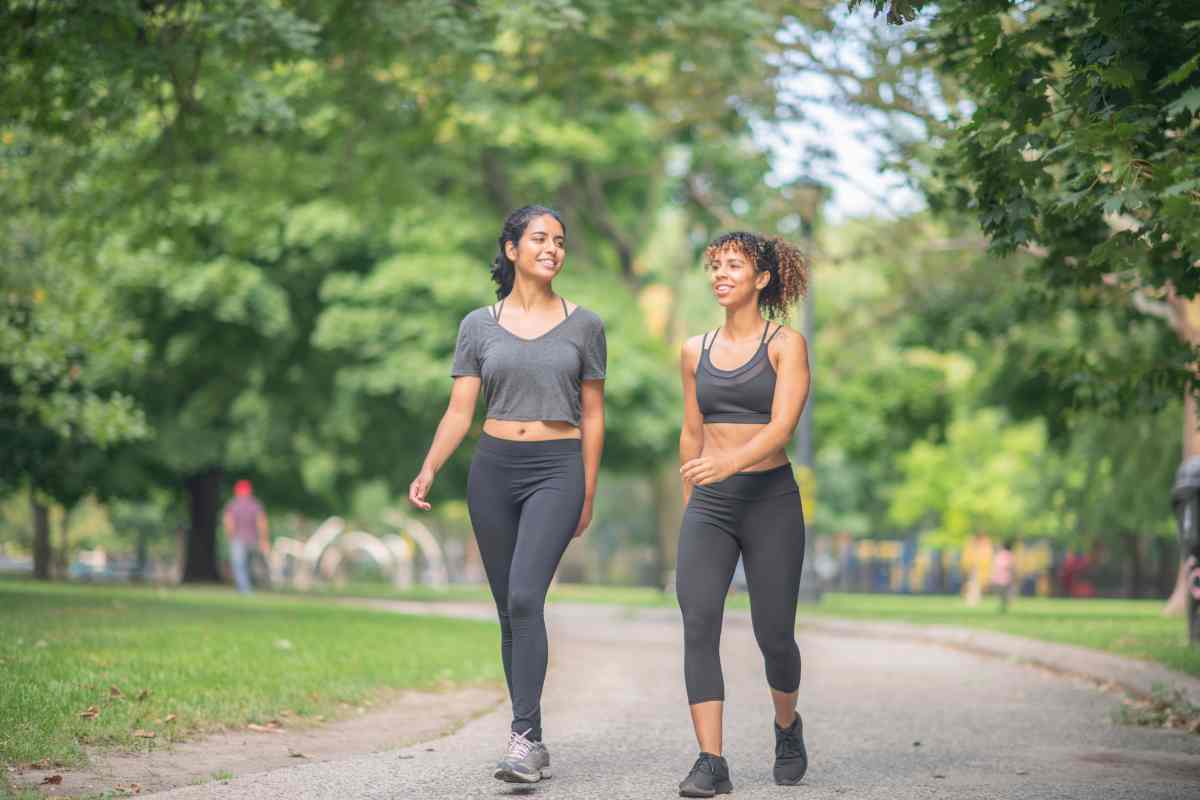 Due donne che camminano